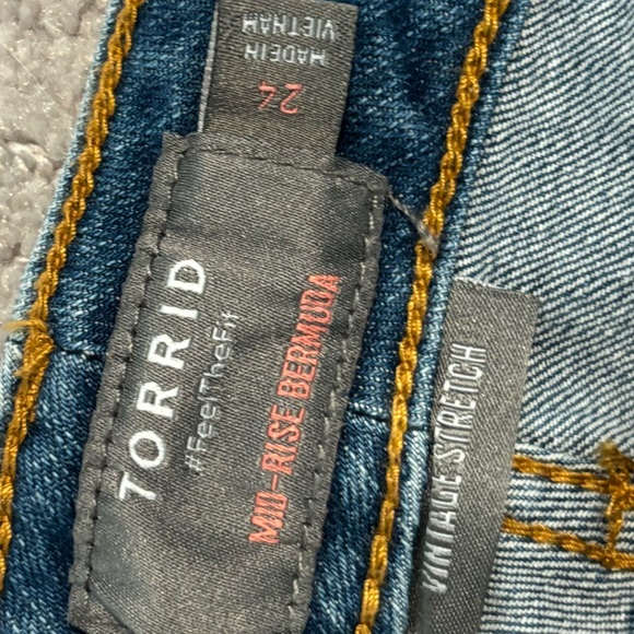 Torrid Distressed Bermuda Boyfriend Vintage Stretch Mid-Rise Short | Size 24 - Picture 4 of 5